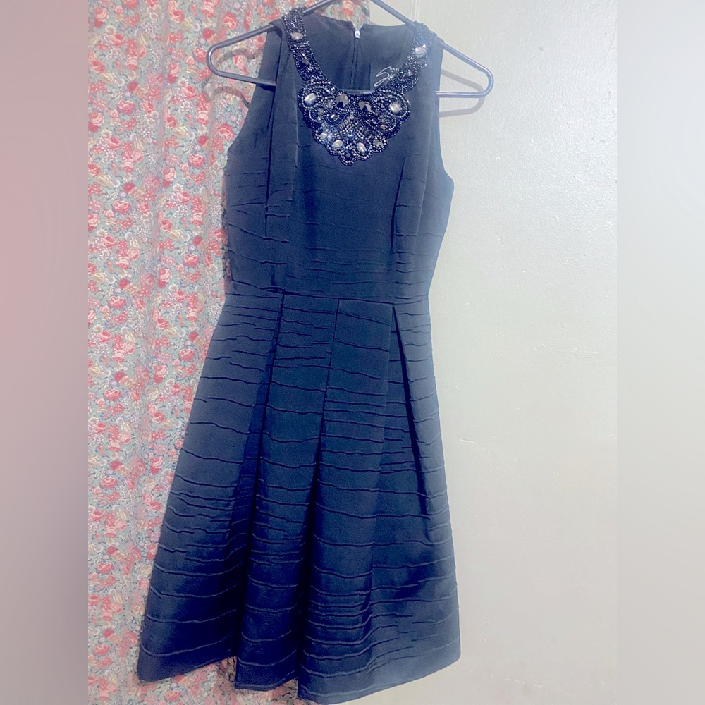 David Meister Signature embellished neckline sleeveless black dress size 2